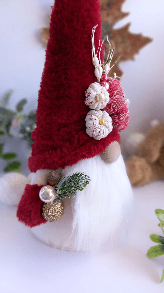 Tomte lutin de Noël au bonnet rouge et son diamant