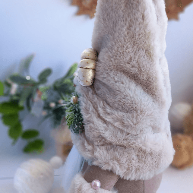 Tomte lutin de Noël au bonnet beige et ses 2 citrouilles dorées