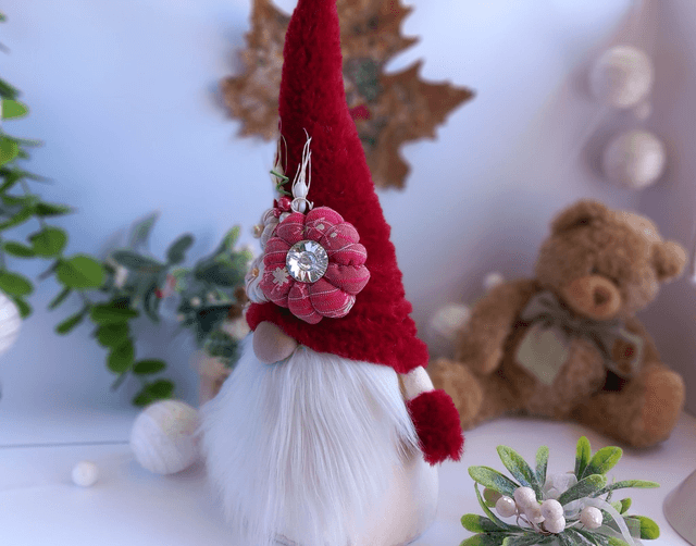 Tomte lutin de Noël au bonnet rouge et son diamant