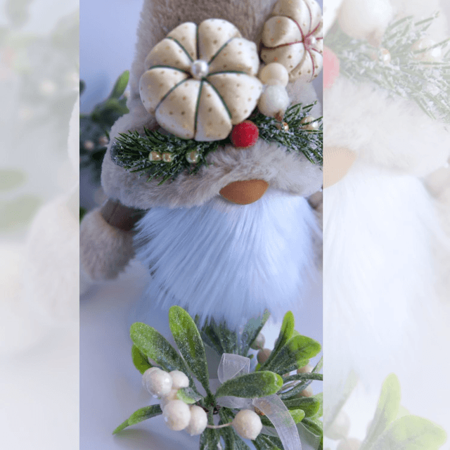 Tomte lutin de Noël au bonnet beige et ses 2 citrouilles dorées
