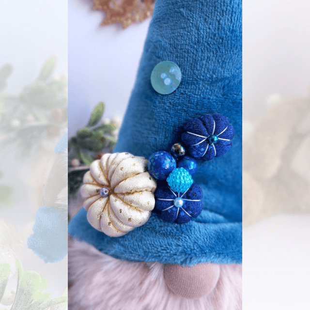 Tomte lutin de Noël au bonnet bleu et citrouilles 