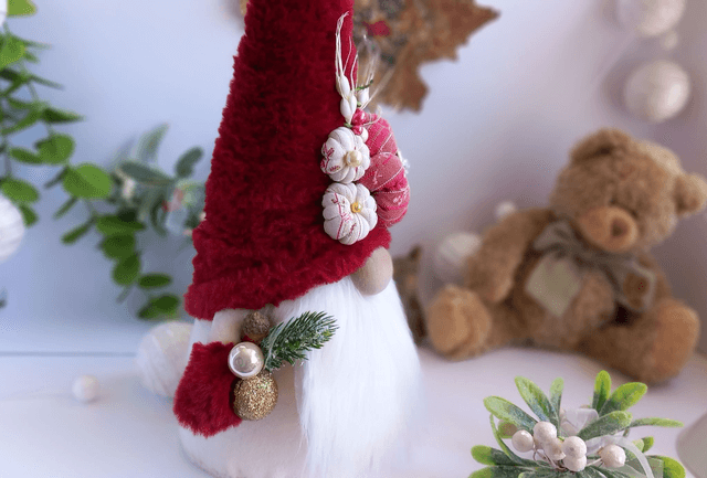 Tomte lutin de Noël au bonnet rouge et son diamant