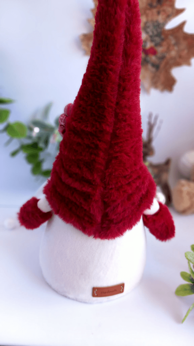Tomte lutin de Noël au bonnet rouge et son diamant