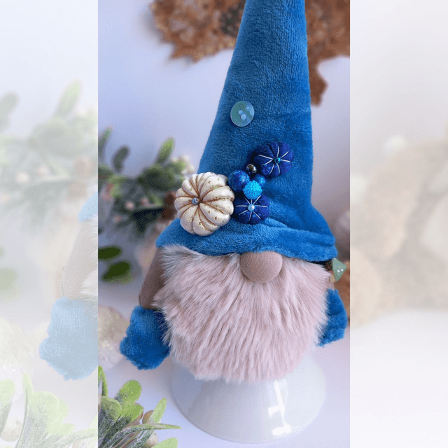 Tomte lutin de Noël au bonnet bleu et citrouilles 