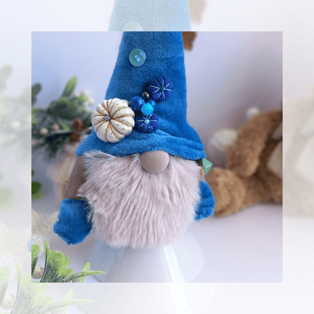 Tomte lutin de Noël au bonnet bleu et citrouilles 
