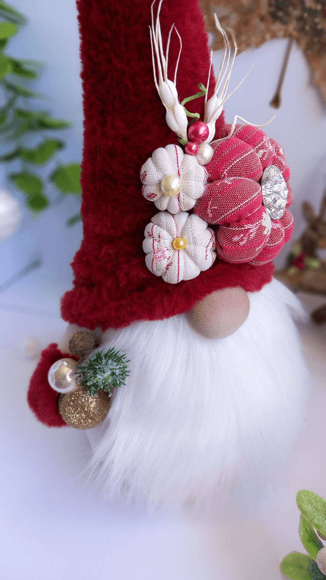 Tomte lutin de Noël au bonnet rouge et son diamant