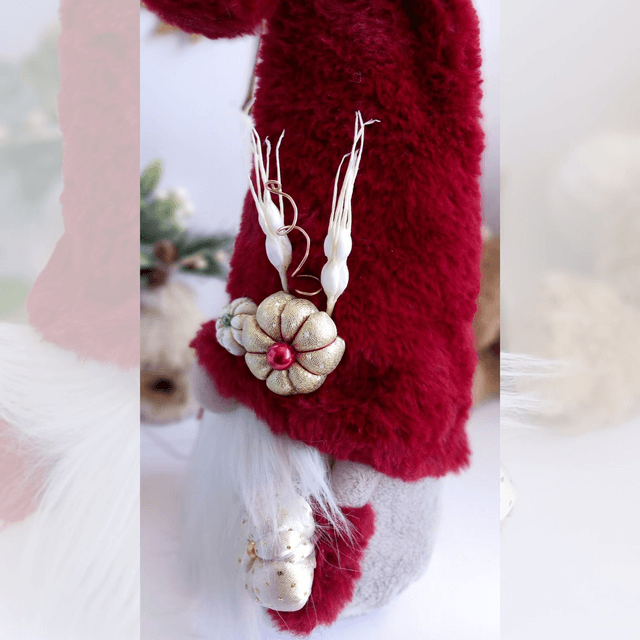 Tomte lutin de Noël au bonnet rouge et citrouilles dorées