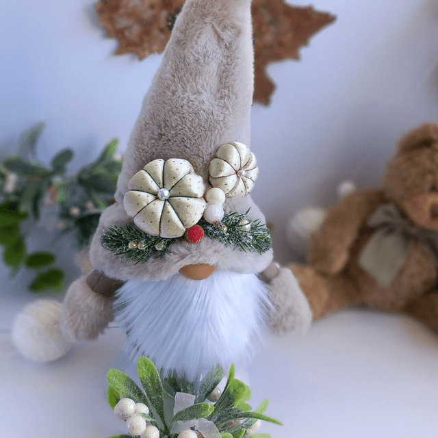 Tomte lutin de Noël au bonnet beige et ses 2 citrouilles dorées