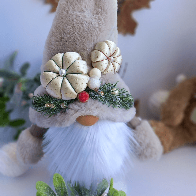 Tomte lutin de Noël au bonnet beige et ses 2 citrouilles dorées