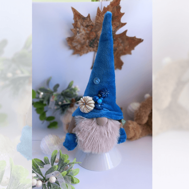 Tomte lutin de Noël au bonnet bleu et citrouilles 