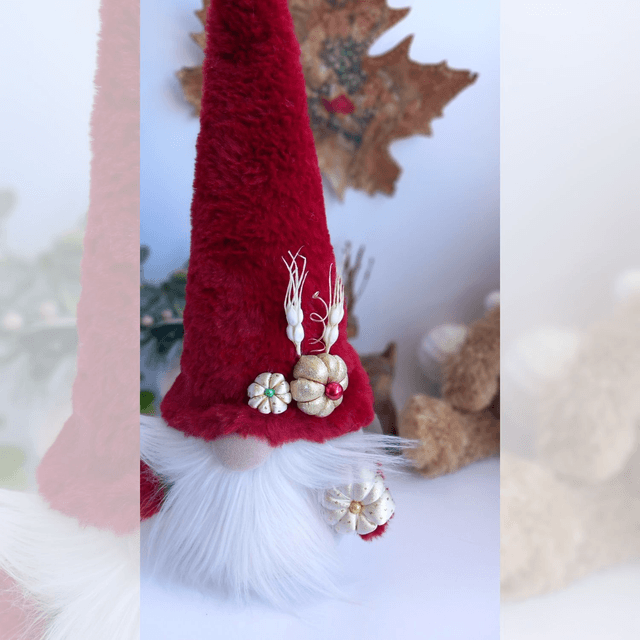 Tomte lutin de Noël au bonnet rouge et citrouilles dorées