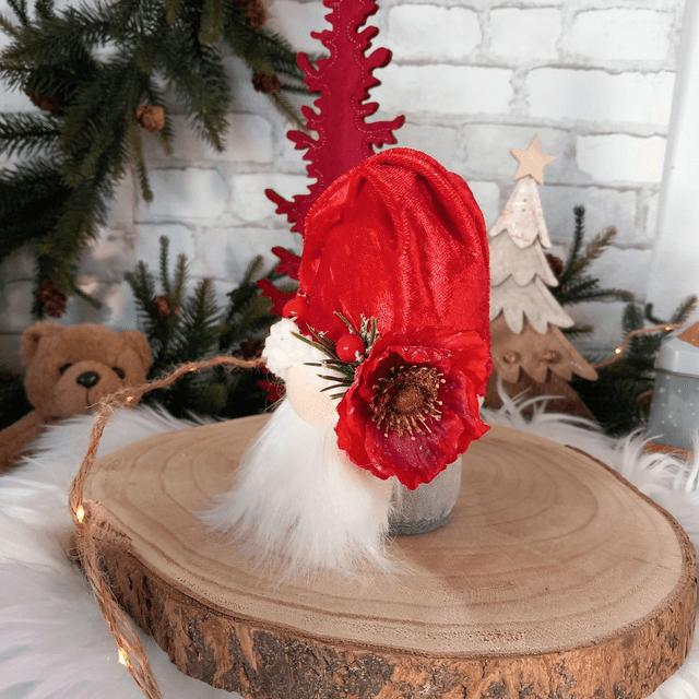 Tomte lutin père Noël à la fleur rouge