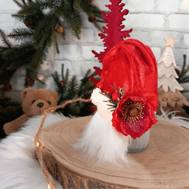 Tomte lutin père Noël à la fleur rouge