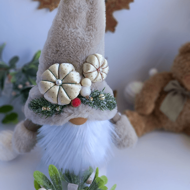 Tomte lutin de Noël au bonnet beige et ses 2 citrouilles dorées